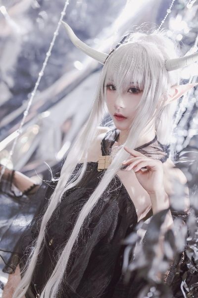 明日方舟COS女神,温柔眼神迷人至极 明日方舟COS女神,温柔眼神迷人至极