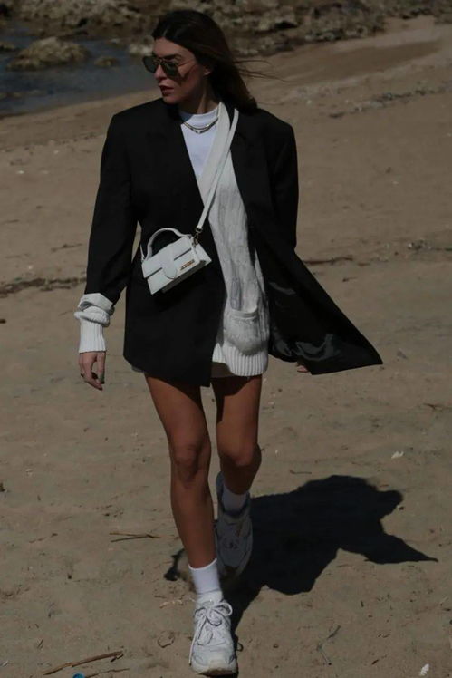 黑白丝半透致命分割！2B双色双子腰臀比狂热同人圈