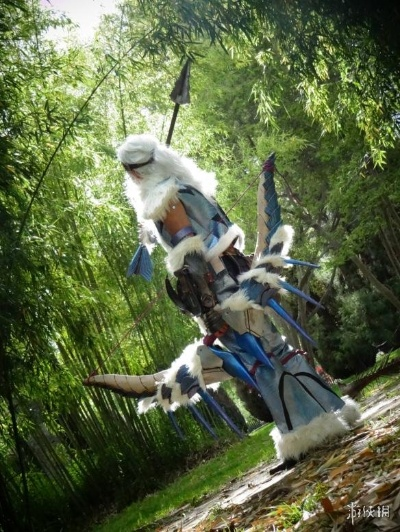 《怪猎荒野》多边形锁刃龙COS:扭动一团! 《怪猎荒野》多边形锁刃龙COS:扭动一团!