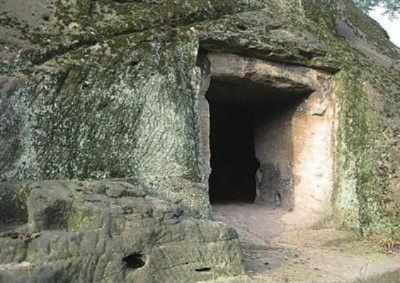 《探秘纪石：揭秘33号远征队宅邸神秘入口》