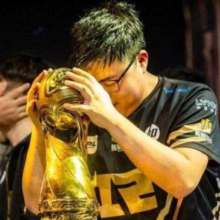 NBA传奇同框！Uzi荣登名人堂，独家揭秘入选背后的故事