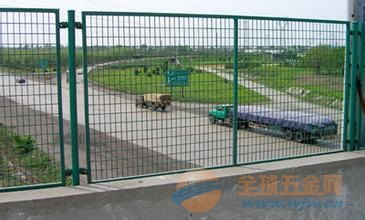 《动物森友会》地砖栅栏布局攻略：斜坡桥梁建造技巧揭秘