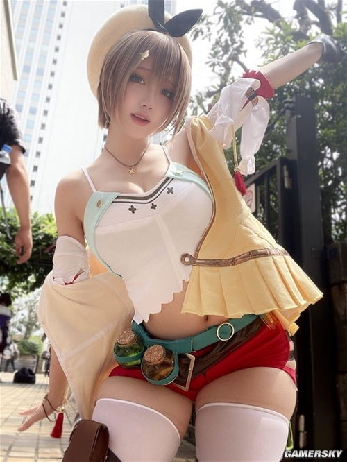 《莱莎COS：揭秘肉大腿之谜，是打假还是打胶？》