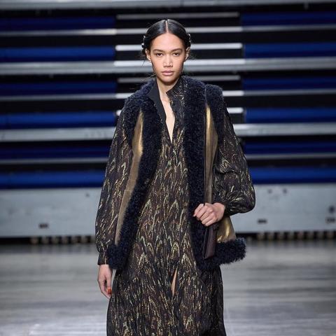 《解限机》时装“潮向百年”揭秘：玩家热议中！