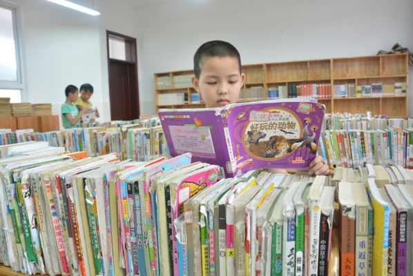 大山离别赠,书架承载网友爱心,育儿书香传情 大山离别赠,书架承载网友爱心,育儿书香传情