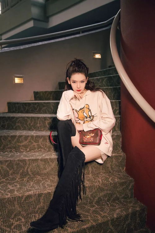 戚薇李承铉带Lucky游迪士尼，独家明星同款攻略与穿搭揭秘