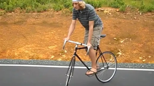 揭秘瑜伽式骑车，死飞特技动作拆解与安全避坑指南