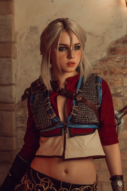 丰满大雷！俄罗斯性感美女COS《生化危机9》女主格蕾丝