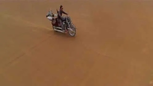 褒贬不一操作争议？红色沙漠高管，学会如骑自行车