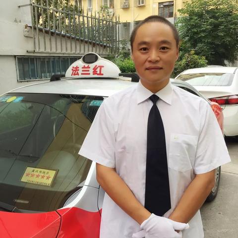 的哥送还手机要200元报酬被报警，民法典支持索要感谢费吗？