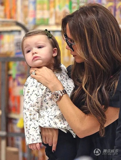 全网疯传小贝女儿近照，哈珀七公主公服穿搭深度拆解