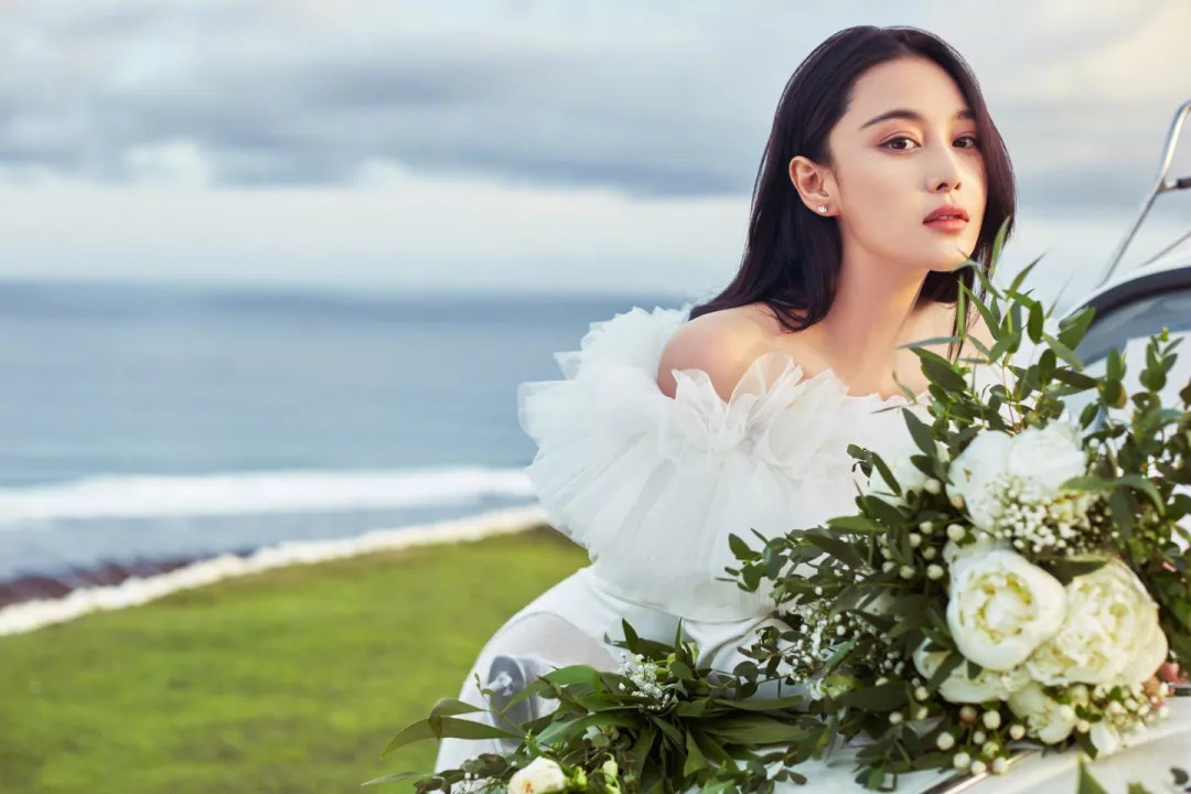 张馨予酥胸造型全解析，大胸女生如何避雷显瘦穿搭？