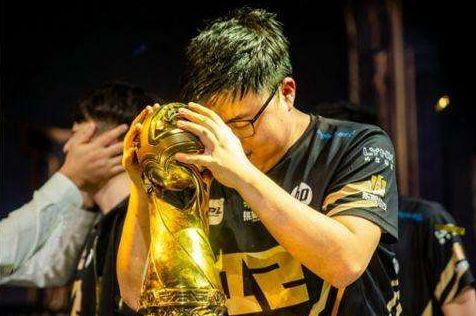 RNG vs OMG第二场深度复盘，皇族如何破解OMG的窒息节奏？